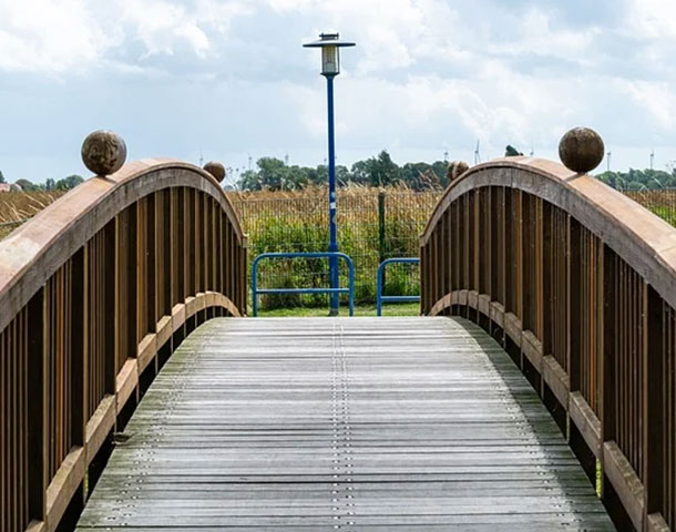 Antirutschbeschichtung Fahrrad- und Fußgängerbrücken aus Holz